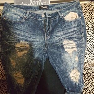 Crop distressed capris/clamdiggers
